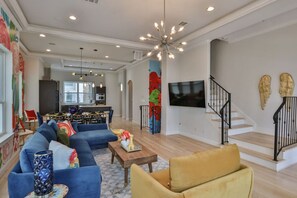 TV, books - Unique Montrose Getaway | Pool Table + Roof (Houston)