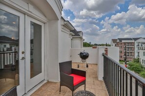 Terrace/patio - Unique Montrose Getaway | Pool Table + Roof (Houston)