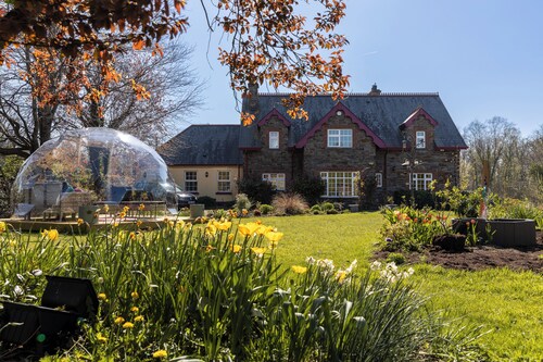 Lakeside retreat on Lough Erne. Self catering, BBQ & woodburner. Adults only.