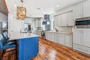 Private kitchen - Stylish Coastal Escape, Sleeps 10, Outdoor area (Pass Christian)