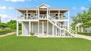 Een herenhuis met een balkon, een trap en een garage.