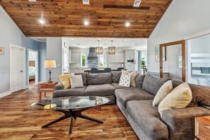 Living area - Stylish Coastal Escape, Sleeps 10, Outdoor area (Pass Christian)