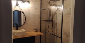 Dusche, Haartrockner, Handtücher, Toilettenpapier