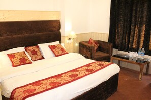 Unclassified image, 4 of 9, button - hotel yadu vilas (Phata)