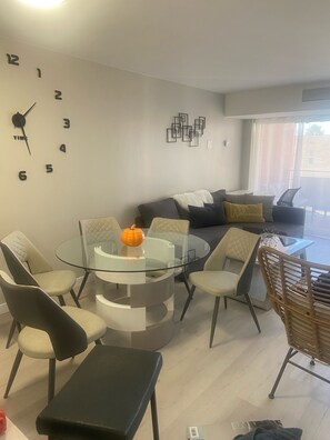 TV - Lovely 1-bedroom condo near shops & dining! (Denver)