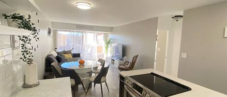 Microondas, horno, parrilla de estufa y lavavajillas