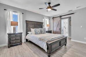 3 habitaciones, tabla de planchar con plancha, wifi y ropa de cama 