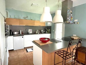 Fridge, oven, coffee/tea maker, toaster - Villa des Pendudes - Pool near Uzès (Montaren-et-Saint-Médiers)