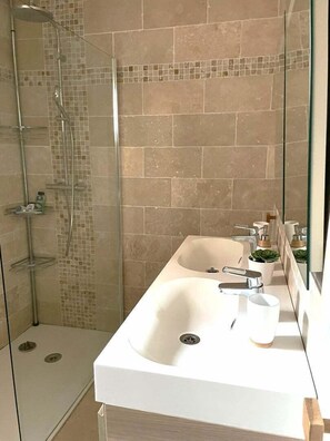 Shower, hair dryer - Villa des Pendudes - Pool near Uzès (Montaren-et-Saint-Médiers)