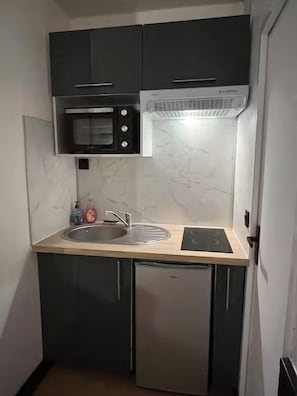 Wasserkocher mit Kaffee-/Teezubehör, Kühlschrank, Mikrowelle, Toaster