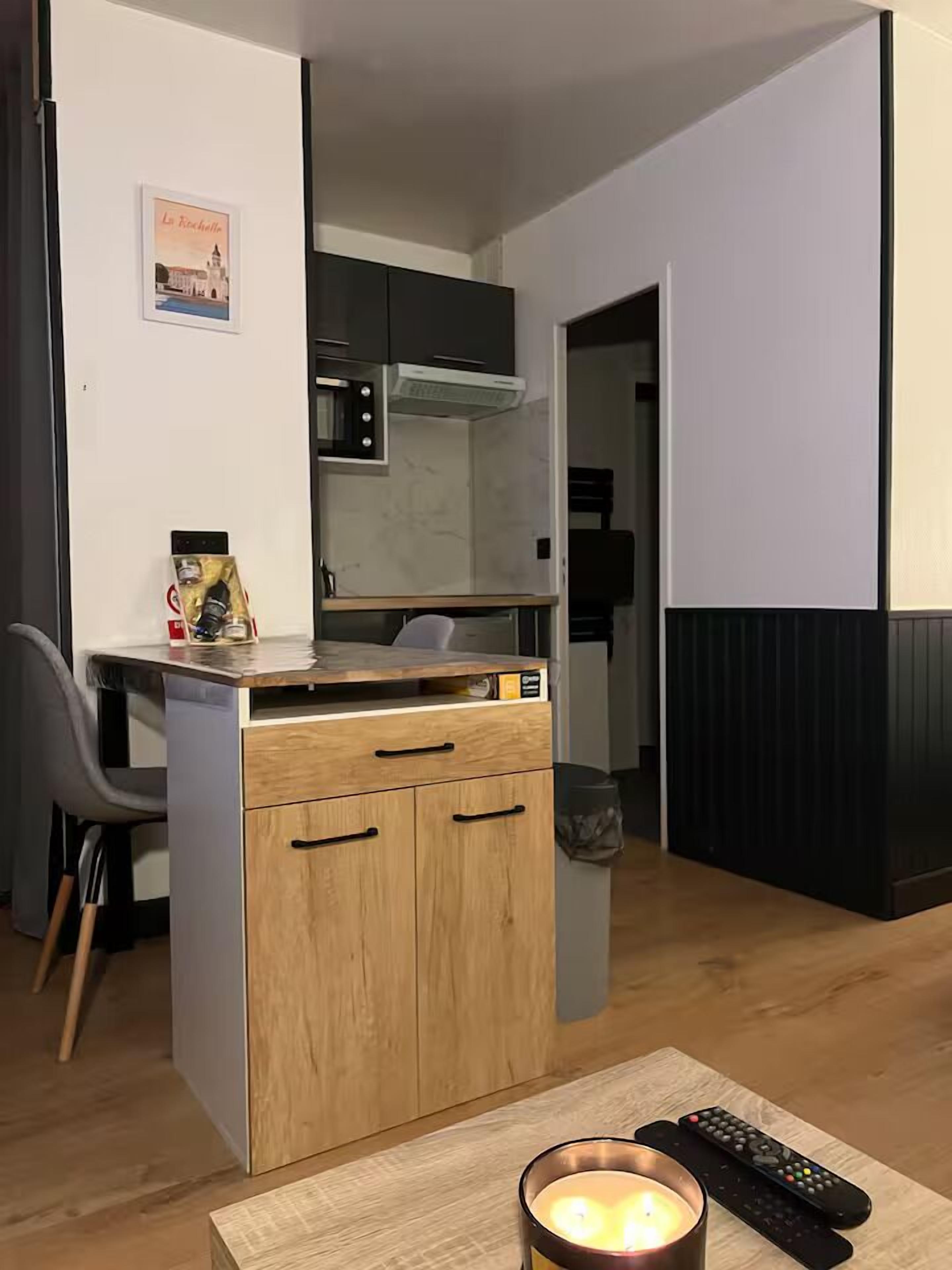 Refrigerador, microondas, cafetera y tetera y tostadora 