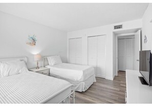 2 bedrooms, iron/ironing board, WiFi, bed sheets - Enjoy  views of the bay from the porch and the beach right across the street! (Bradenton beach)