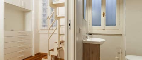 Shower, bidet, towels