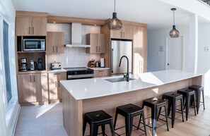 冰箱、微波炉、烤箱、炉灶