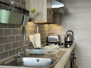 Chaumière Confort, 1 chambre (Surf Shack) | Cuisine privée | Table de salle à manger