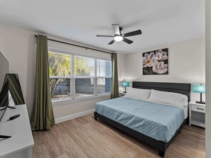 1 bedroom, desk, iron/ironing board, WiFi - Cute Waterfront Condo, Water Views, Heated Pool (Port Charlotte)