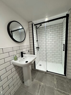 Dusche, Handtücher, Seife, Toilettenpapier
