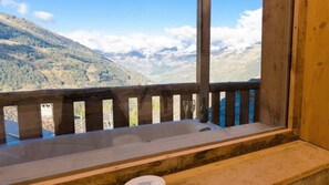 A wooden balcony with a view of a mountainous landscape. - Presidential Suite (Sainte-Foy-Tarentaise)