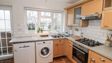 Een vaatwasser, kookgerei, borden en bestek