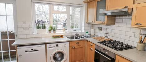 Lave-vaisselle, batterie de cuisine, vaisselle et ustensiles