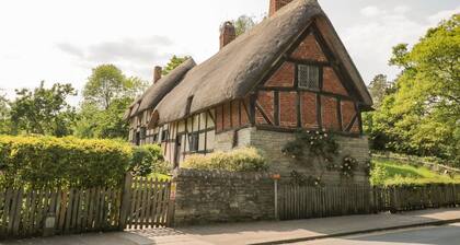 3 Leycester Court