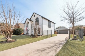 Unclassified image, 5 of 38, button - Stunning 4Br-3Bath Home w/ Pool & Game Room (Keller)