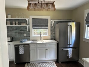 Private kitchen - Quaint cottage walk to Historic downtown, restaurants and Silver Comet Trail (Powder Springs)