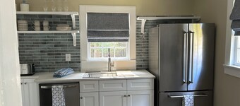 Quaint cottage walk to Historic downtown, restaurants and Silver Comet Trail