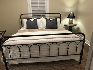 2 bedrooms, iron/ironing board, WiFi, bed sheets - Quaint cottage walk to Historic downtown, restaurants and Silver Comet Trail (Powder Springs)