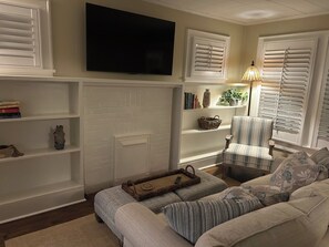 Living area - Quaint cottage walk to Historic downtown, restaurants and Silver Comet Trail (Powder Springs)