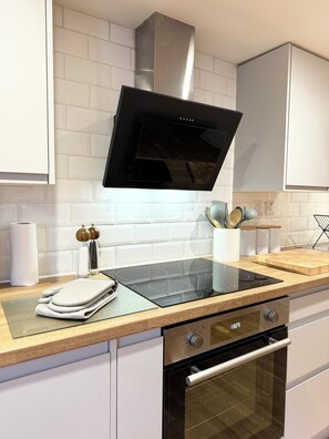 Four à micro-ondes, un four, bouilloire électrique, grille-pain