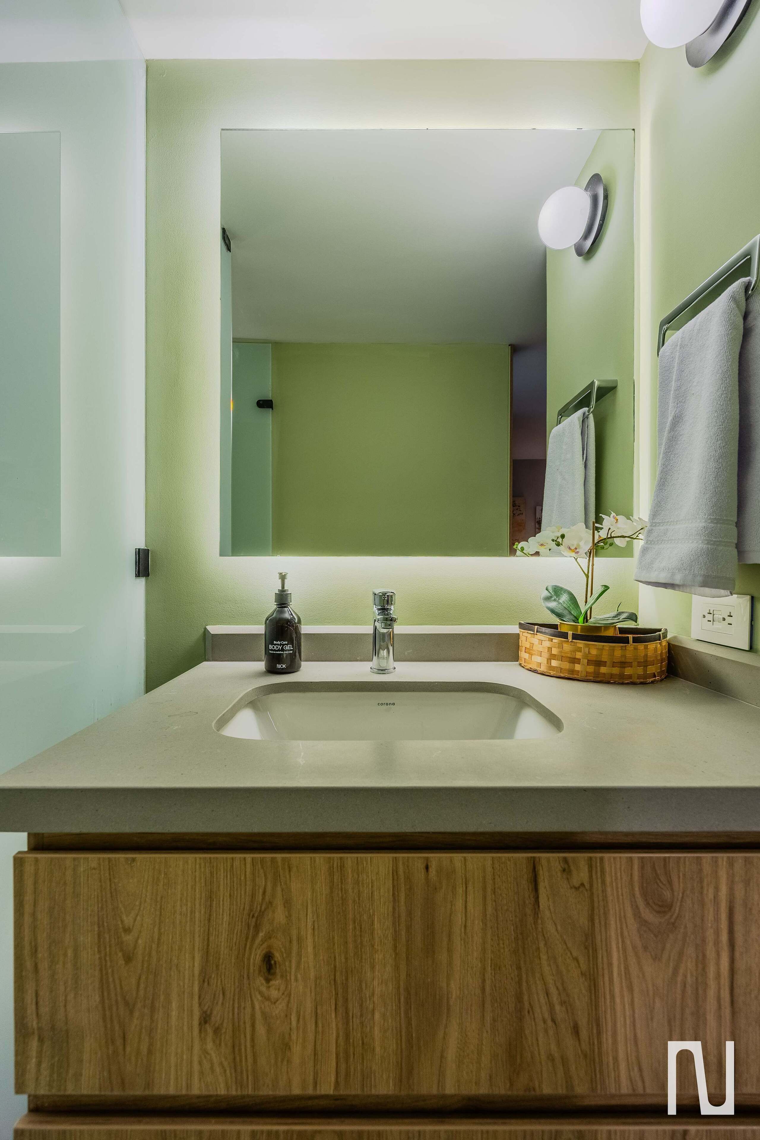 Regadera, secadora de cabello, shampoo 