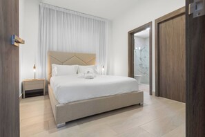 Une chambre à coucher moderne avec un grand lit, une table de chevet et une armoire en bois.