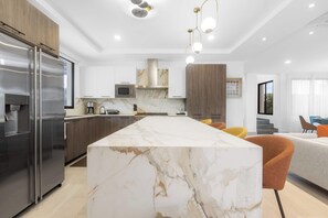 Wasserkocher mit Kaffee-/Teezubehör, Kühlschrank, Mikrowelle, Ofen