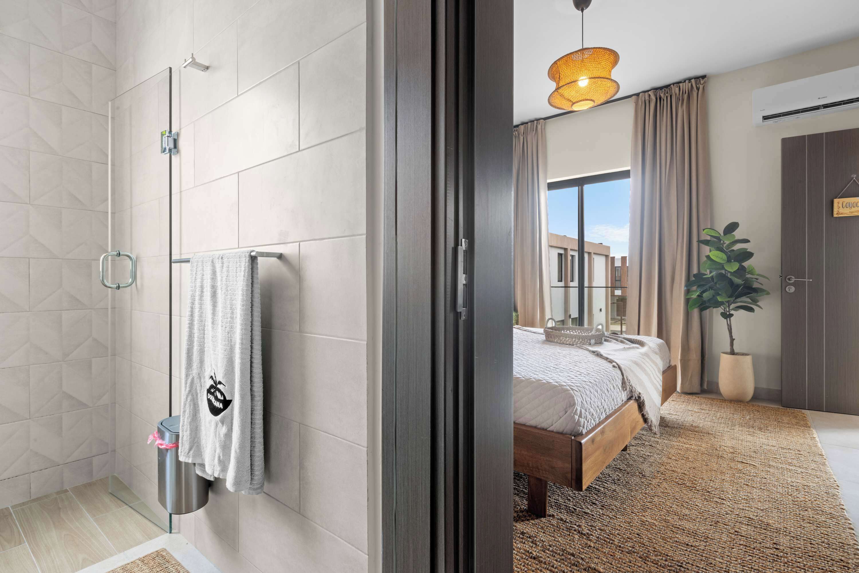 Douche, sèche-cheveux, serviettes fournies, shampoing