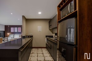 Réfrigérateur, micro-ondes, plaque de cuisson, cafetière/bouilloire