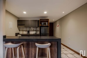 Een koelkast, een microgolfoven, een kookplaat