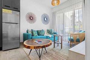 Ein modernes Wohnzimmer mit einer Couch, einem Couchtisch und einem Kühlschrank.