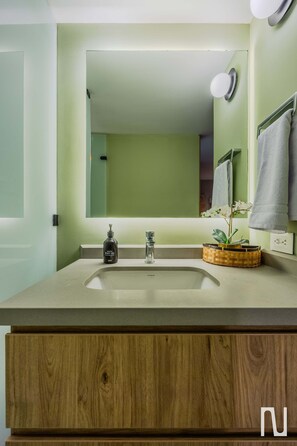 Een douche, een haardroger, shampoo