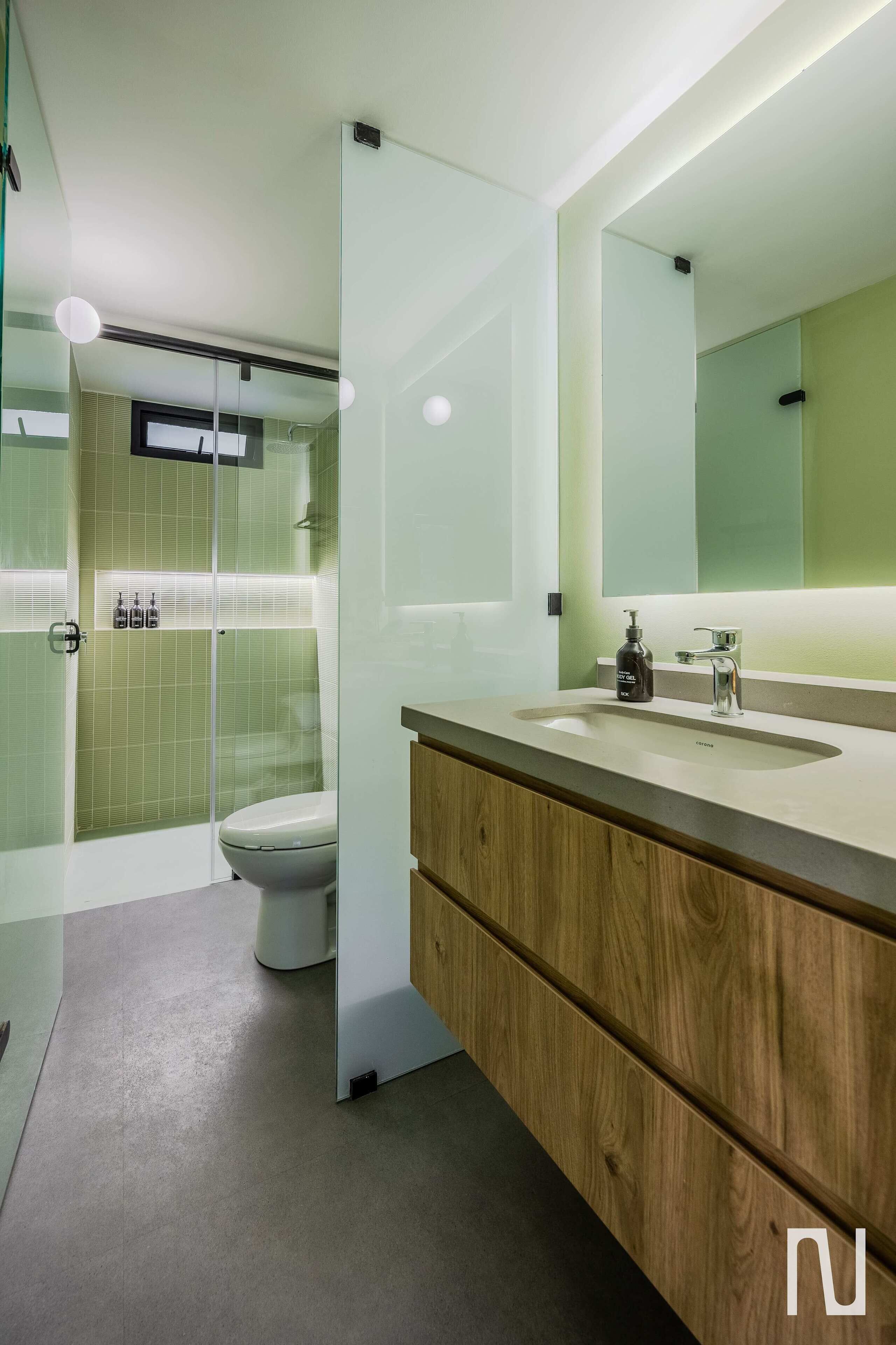 Een douche, een haardroger, shampoo