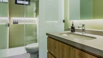 Een douche, een haardroger, shampoo