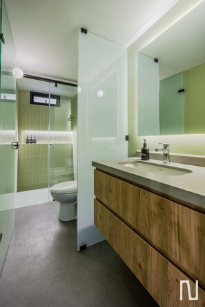 Chuveiro, secador de cabelo, shampoo 