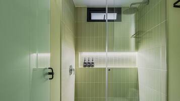 Een douche, een haardroger, shampoo