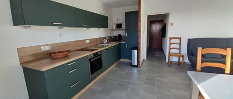 Réfrigérateur, four à micro-ondes, un four, surface de cuisson