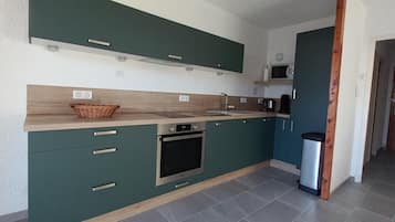 Een koelkast, een magnetron, een oven, een kookplaat