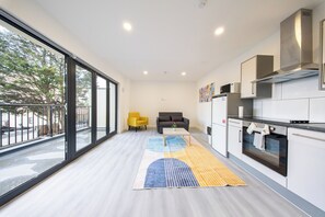 Full-sized fridge, microwave, oven, stovetop - Ilford Apartments on the Lane (Ilford)