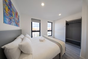 Cortinas opacas, tabla de planchar con plancha, wifi gratis