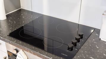 Grand réfrigérateur, micro-ondes, four, plaque de cuisson