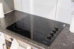 Frigorífico grande, microondas, horno y placa de cocina