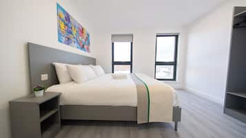 Apartment, 2 Bedrooms, Non Smoking, Kitchen | Langsir/tirai gelap terus, seterika/papan seterika, Wi-fi percuma
